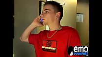 Brown haired twinks plays with his raging fuck stick solo