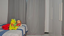Ele queria ver sua nova enteada nua, então se escondeu atrás da cortina do quarto