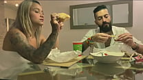 sexo grupal con ardiente latina entre dos hombres de barba termina siendo viral en internet