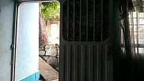 luego de recibir el domicilio invito a la chica a pasar y darle un agradecimiento oral