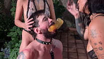 Safadas cuspindo na boca do corno fazendo ele morder o pau de brinquedo