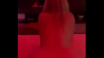 Está hermosa rubia cabalga mientras gime rico