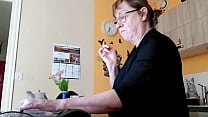 Mon esclave me sert et agit avec docilité