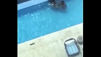 Piscina singando los cachan pillados