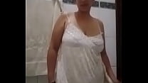 Boliviana tocandose rico