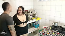 A esta rica chubby le gusta que la graben mientras se folla una rica polla, a ella le gusta que le chupen sus grandes tetas y su culo grande - Parte 1