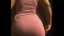 Ella muesta su lindo cuerpo