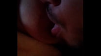 me encanta cuando me chupa las tetas