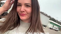 Deux salopes françaises Ava Moore et Glory Zavatrash sucent un camionneur sur une aire d'autoroute - Porno Réalité
