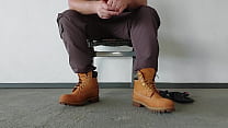 tirando minha bota amarela - TIMBERLAND