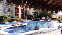 La chica acostada en la orilla de la alberca es evitaloveporn el pendejo que está con el cel es un desconocido que no sab...