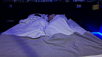 Esposa latina enojada y culona comparte cama con el amigo de su marido