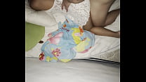 Madrastra y hijastro comparten cama