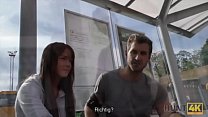 HUNT4K. Sexy Schönheit mit Kniestrümpfen unter meiner Kontrolle