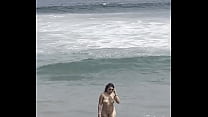 fui con mi novio a la playa y frente al mar me desnude para meterme a jugar sin ropa entre las olas