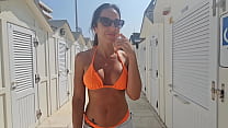 Bagnate seguita e scopata nel cesso della spiaggia.
