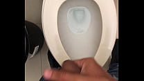 Me pongo caliente en el trabajo y decido ir al baño a masturbar el pito chico que tengo