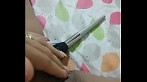 Esposa gemendo massageando até gozar