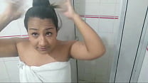 mi hermanastra siempre me ha tenido ganas y esta vez la voy a complacer, deje que entrara a mi ducha mientras me bañaba y empezamos a darnos cariño