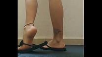 Domy me modela sus pies