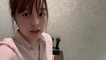 1人カラオケにきたら部屋の臭いが精子の臭いがしておまんこが濡れてきてオナニーしちゃう女子大生。