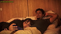 Mi hermanastra se acuesta en mi regazo y no pude evitar tocarme mientras mirabamos la pelicula