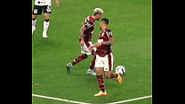 arrasca transando com a zaga do Corinthians
