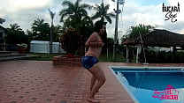 Baile erótico de esta puta colombiana en la finca de sus patrones