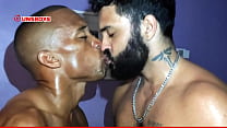 Homens gostosos transando na balada