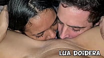 Sexo a tres amador com com as novinhas no motel se pegando e fodendo com macho mais velho
