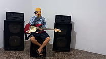TRIO DE MUSICOS!! EL GUITARRISTA LLAMO A SU AMIGA PARA TENER SEXO, LUEGO PIDIO COMPAÑIA DE UN MACHO PESADO PARA ACOMPAÑAR EL SEXO DE FANTASIA. TRIO REAL CASERO DE MUSICOS CALIENTES