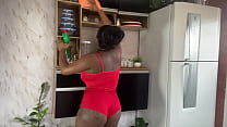 Minha mulher me mata de tesão limpando a casa assim com o shortinho atolado no cu. Acho que ela quer me provocar