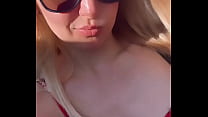 Et on sort la robe fleuris en no bra comme ça Je fais profiter tout le monde ...