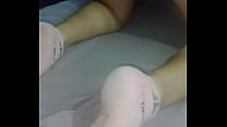 Pies de mi esposa con medias cortas y pantalon corto en la cama
