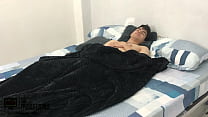 Mientras mi hermanastro esta acostado le pongo unas esposas y tengo un deseo sexual HL