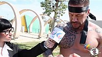 Haría lo que fuera por una historia - The hot TV reporter