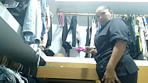 Empleada doméstica MILF se masturba su gran culo en el vestuario de su jefe mientras él trabaja