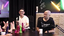 Os materiais importados não chegavam no país, então eles decidiram produzir - Eilani Quina e Victor Luciano - Upper Toys (SHEER/RED)