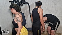 O Personal Trainer comeu minha irmã e eu na academia