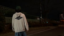 女装まゆが深夜の側道植え込みで露出