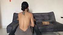 DIVINA CULONA SEDUCE AL MENSAJERO COMO PROPINA - PORNO EN ESPAÑOL