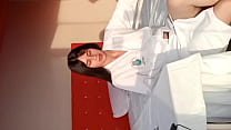 LA Doctora porno me revisa de cerca la verga y yo se la froto como baja lenguas hasta en su boca, la perrona se corrio.