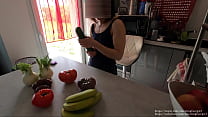 Insertion d’un concombre dans la chatte pour cette fille en manque