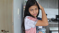El sexo romántico matutino con una hermanastra brunette terminó con creampie