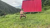 Pequeño indio se encuentra a mujer descansando en medio del bosque, se pone cachondo viendo su enorme culo y termina metiéndole su verga.