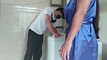 Fui consertar a máquina de lavar de uma casada gostosa que me provocou,não resisti e acabei comendo a cliente