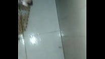 Militar tocando uma no chuveiro