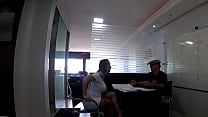 Pau pegando na obra