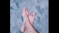 Masajeando mis pies con crema como me lo han ido