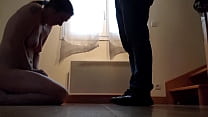 Esclave F pose du collier et seances humiliantes